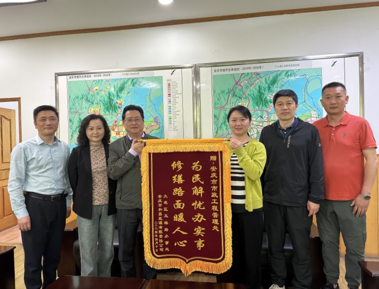 为民解忧办实事  修缮路面暖人心